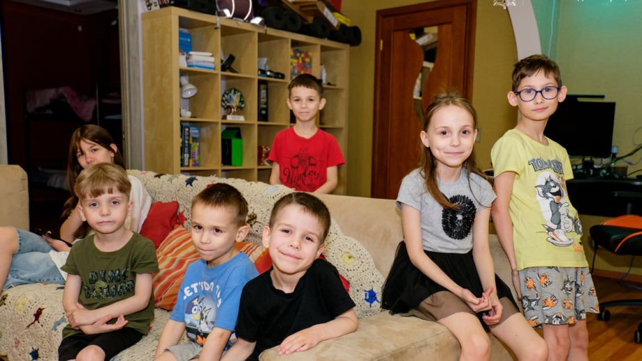 Прийомна родина із Запоріжжя подарувала дім десятьом дітям