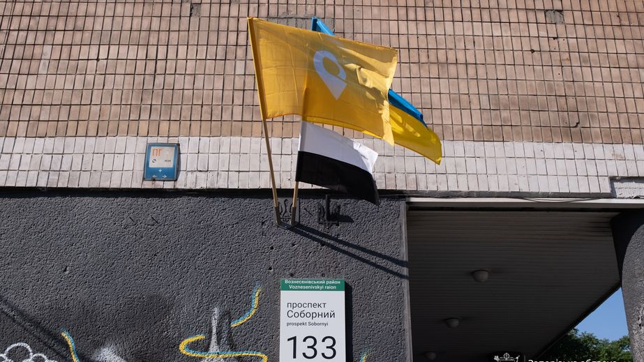 Чорно-білий стяг замайорів біля Головпоштамту в Запоріжжі