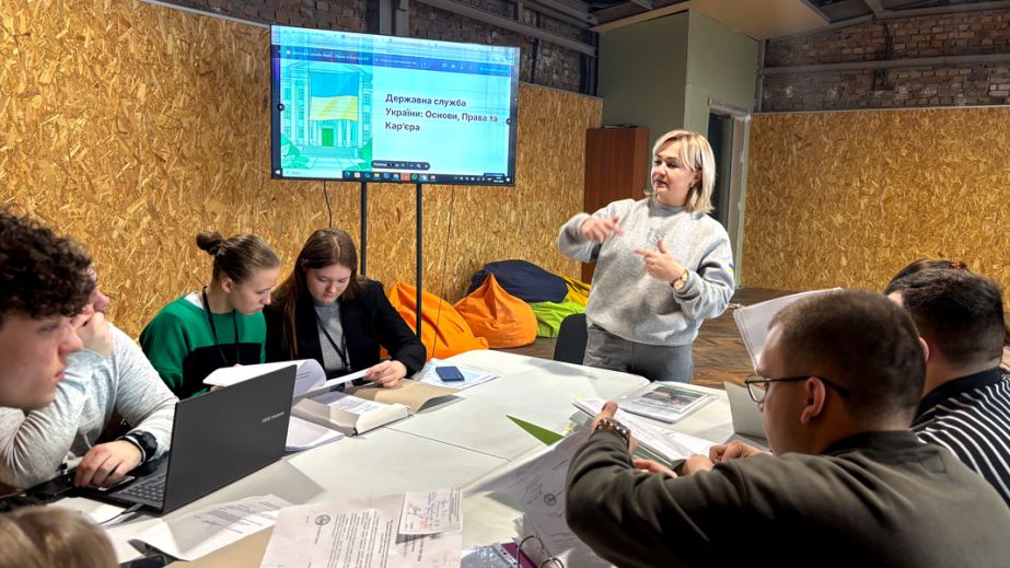 Як запорізька молодь знайомилася з роботою державної служби &ndash; кадри