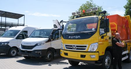 Запорізькі комунальники отримали фургони-всюдиходи