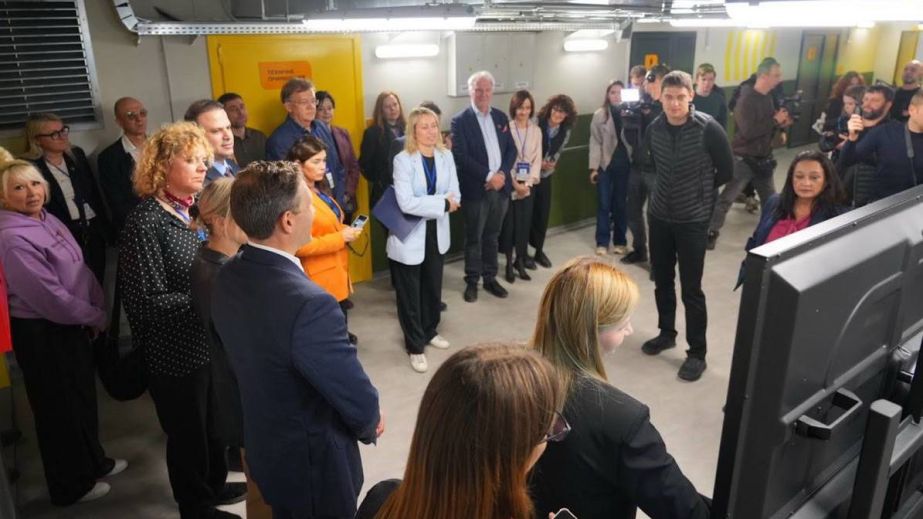 Представники МОН, ООН, ЄС, ЮНІСЕФ "відкрили" нову "підземну" школу в Запоріжжі