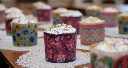 Пасхальное тепло: молодежь Запорожья передала паски для военных и эвакуированных