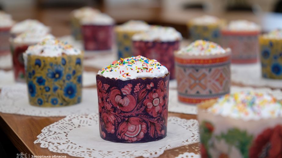 Великоднє тепло: молодь Запоріжжя передала паски для військових та евакуйованих