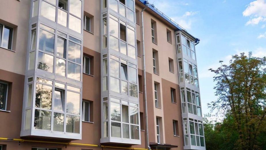 На фінішній стадії: у Запоріжжі завершують відновлення будинку після обстрілу РФ