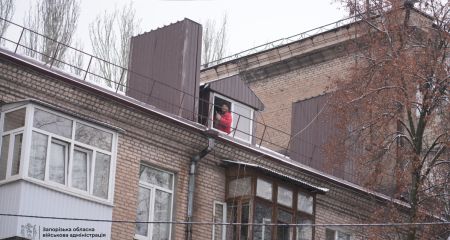 Понівечений будинок відновлюють у середмісті Запоріжжя &ndash; кадри