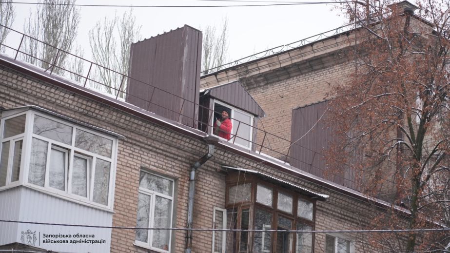 Понівечений будинок відновлюють у середмісті Запоріжжя &ndash; кадри