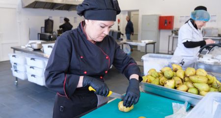 Кормит школы и спасателей: как работает "Кулинарный хаб" в Запорожье