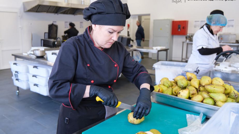 Кормит школы и спасателей: как работает "Кулинарный хаб" в Запорожье