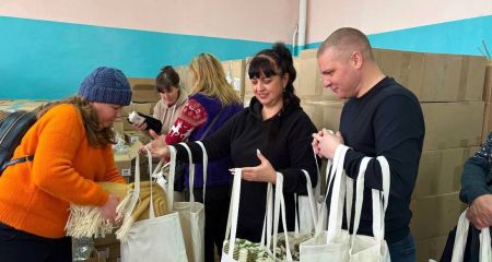 "Пакунки тепла": гуманітарні набори видають мешканцям Запоріжжя