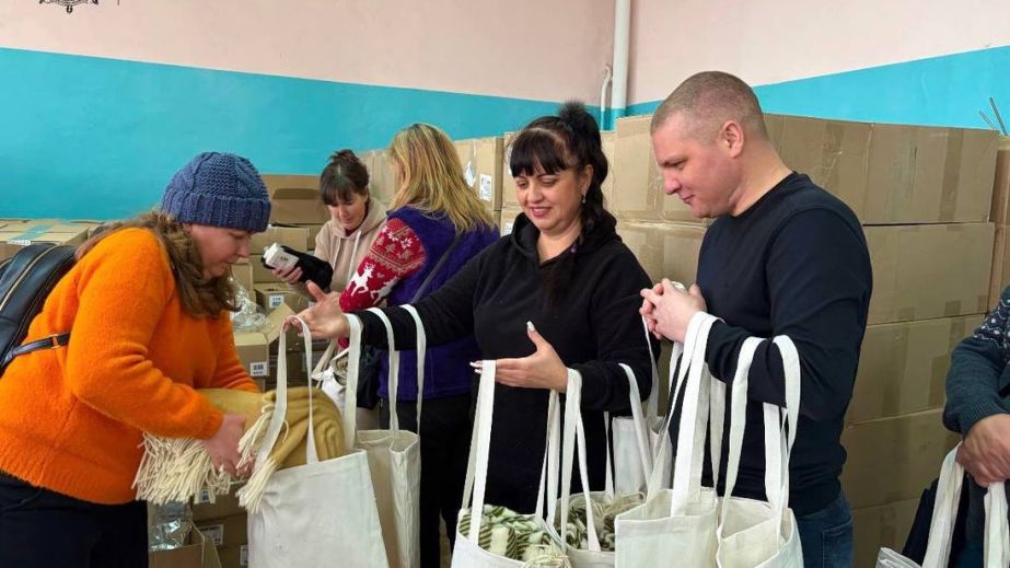 "Пакунки тепла": гуманітарні набори видають мешканцям Запоріжжя