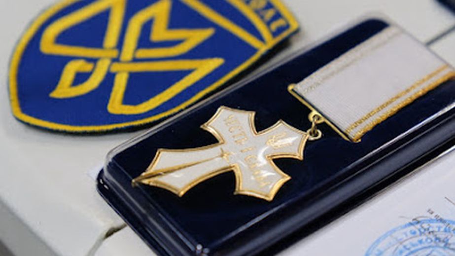 "Героям без оружия": в Запорожье 20 волонтеров получили знаки народного уважения