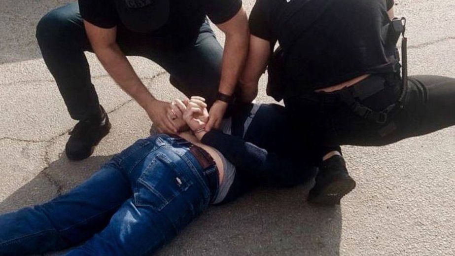 До 3000 доларів за дозвіл на торгову точку вимагали співробітники КП в Запоріжжі – викрито злочинну схему