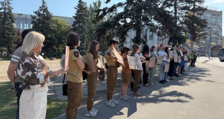 На майдані в середмісті Запоріжжя молодь провела чергову акцію &ndash; фото