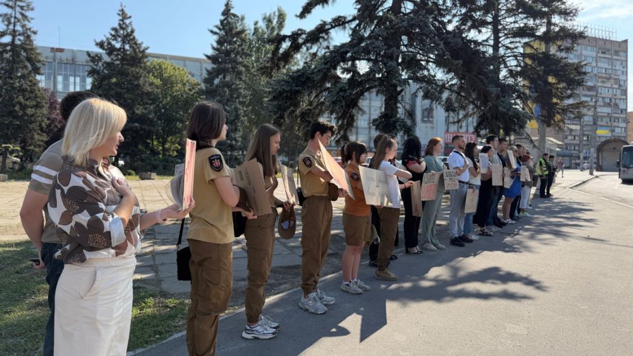 На площади в центре Запорожья молодежь провела очередную акцию &ndash; фото