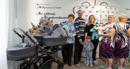 Запорізькій родині з трійнею вручили подарунок від голови ОВА