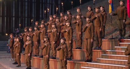 К движению "Байда" в Запорожье присоединились 40 юношей и девушек – кадры посвящения на Хортице