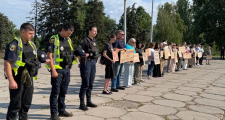 На площі в Запоріжжі провели щотижневу патріотичну акцію &ndash; хто доєднався до неї