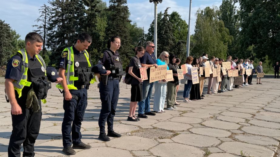 На площі в Запоріжжі провели щотижневу патріотичну акцію &ndash; хто доєднався до неї