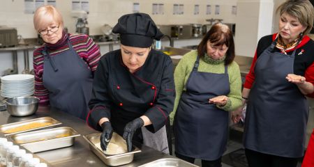 Как старшее поколение запорожцев посещает кулинарные мастер-классы &ndash; кадры