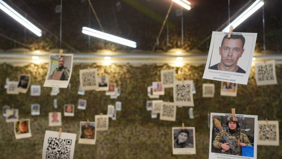 Истории 130 павших студентов и преподавателей воплотили в инсталляции в Запорожье