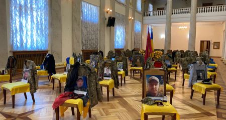 "Вічна слава Героям": у Запоріжжі відкрили виставку до Дня пам’яті загиблих воїнів