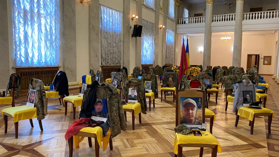"Вечная слава Героям": в Запорожье открыли выставку ко Дню памяти погибших воинов