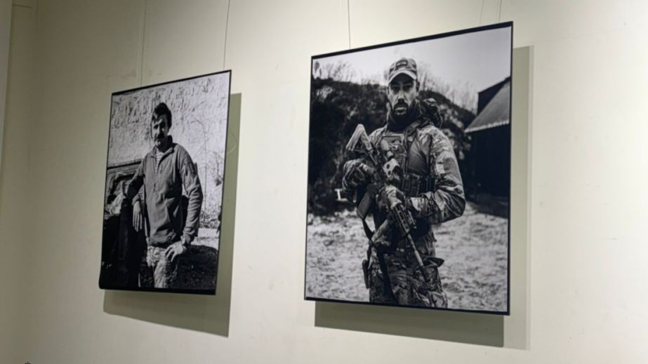Фотовиставку бійців "Азову" відкрили у Запоріжжі