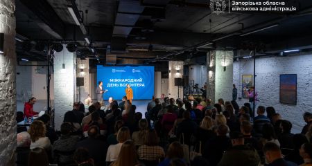 В Запорожье волонтеров поздравили с праздником – кадры