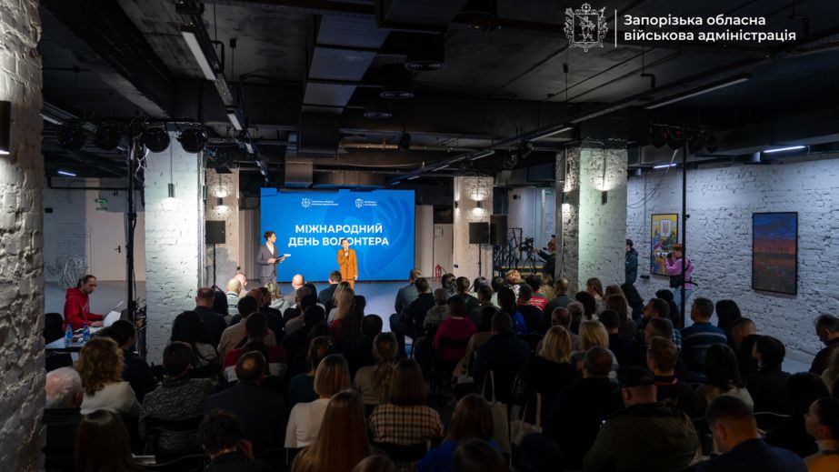 В Запорожье волонтеров поздравили с праздником – кадры