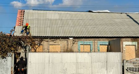 Як відновлюють пошкоджені будинки у приватному секторі Запоріжжя – кадри
