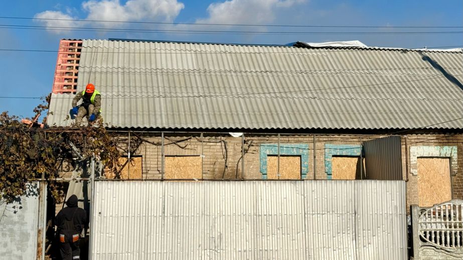 Як відновлюють пошкоджені будинки у приватному секторі Запоріжжя – кадри