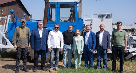 Аграрии на Запорожье обрабатывают землю "беспилотными" тракторами
