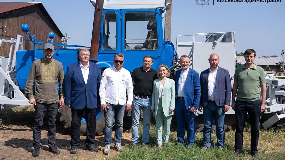 Аграрії на Запоріжжі обробляють землю "безпілотними" тракторами