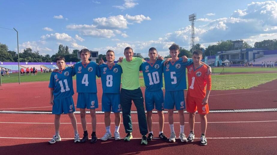 149 прикосновений в минуту: запорожский школьник победил в конкурсе по жонглированию мячом