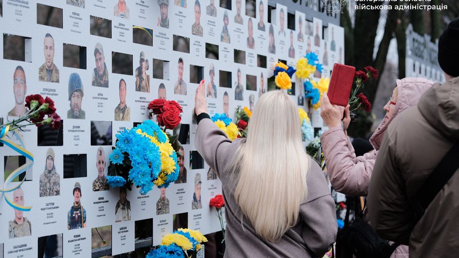 В Запорожье на Аллее памяти павших Героев открыли четыре новых стенда