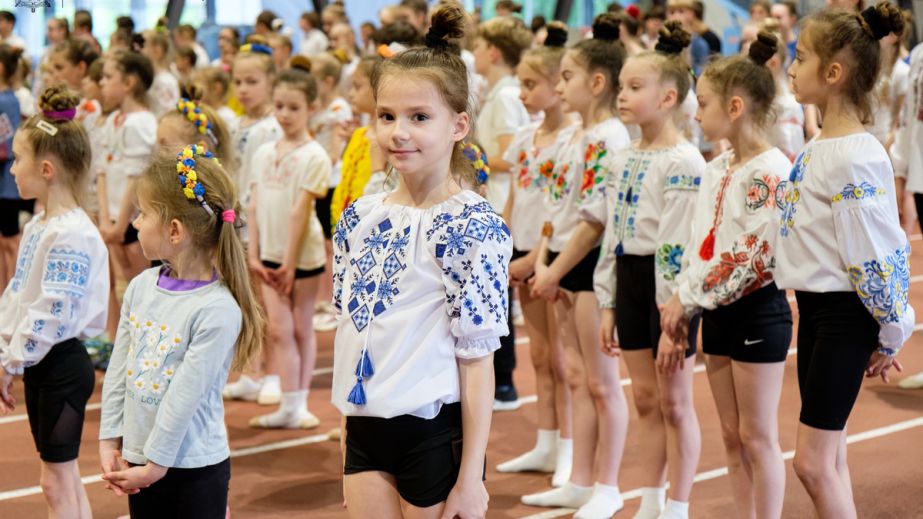 Юные спортсмены Запорожья отметили День вышиванки разминкой