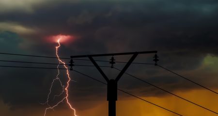 Гроза и ветер оставили без света более 10 тысяч абонентов на Запорожье