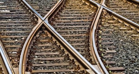 Поїзди сполученням із Запоріжжям затримуються через обстріли
