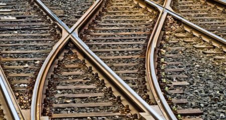 Поїзд сполученням з Запоріжжям затримується через обстріли