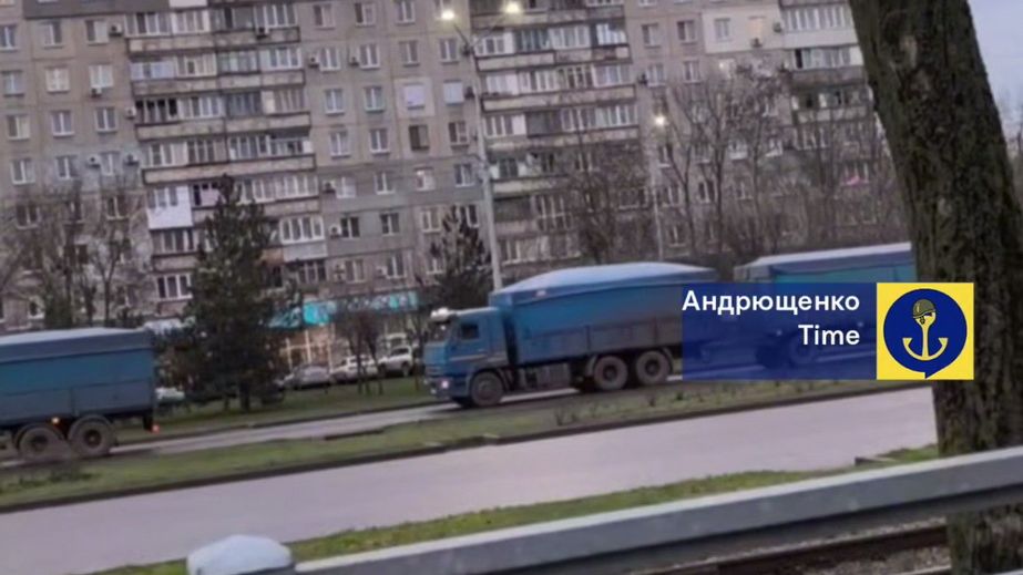 Автокаравани з викраденим на Запоріжжі зерном прямують до РФ &ndash; кадри