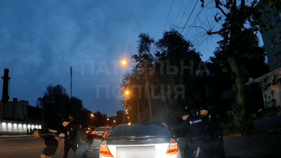 Неповнолітній керманич в Запоріжжі влаштував перегони з поліцією після наїзду на авто