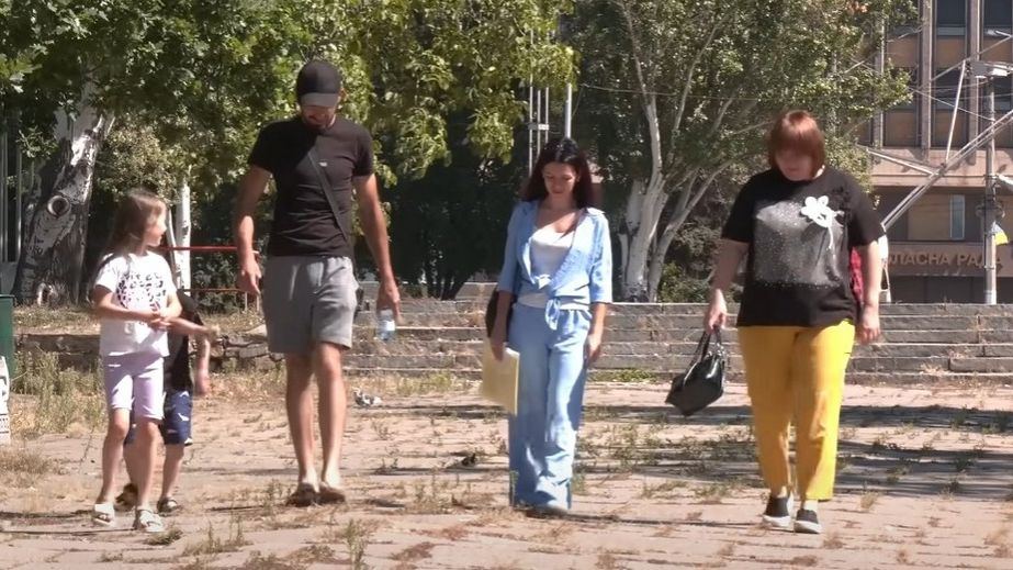 Батька-переселенця мобілізували на блокпості в Запоріжжі: 7-річних дітей залишили на узбіччі
