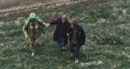 Военные пешком вывели гражданских из прифронтового села на Запорожье – кадры