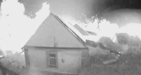 Камера видеонаблюдения зафиксировала момент удара РФ по пригороду Запорожья