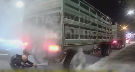 В Запорожье патрульные спасли грузовик от пожара – кадры