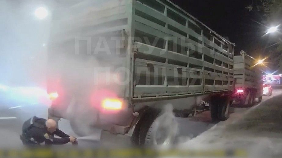 У Запоріжжі патрульні врятували вантажівку від пожежі – кадри