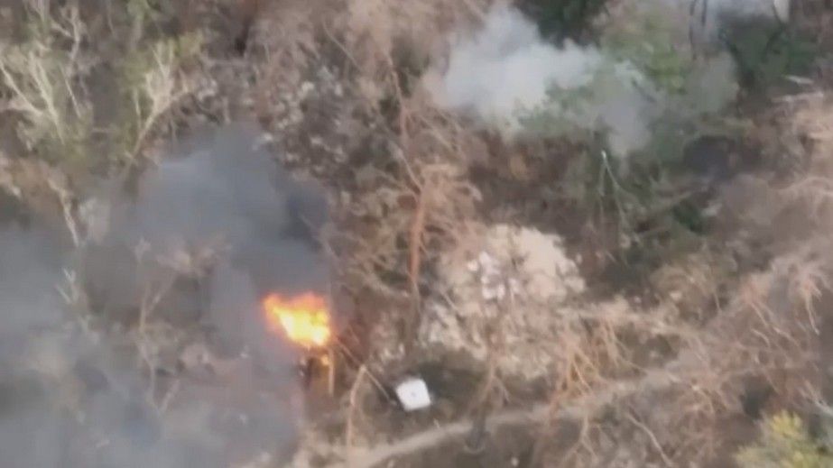 Запорізькі прикордонники спалили укриття та склад пального росіян – кадри