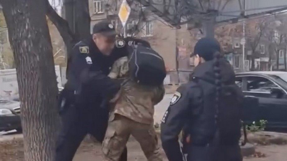Мужчину в военной форме задержали патрульные в Запорожье – комментарий полиции