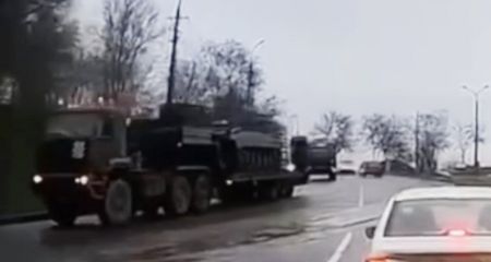 Росіяни масово перекидають бронетехніку та живу силу на Запоріжжя – кадри