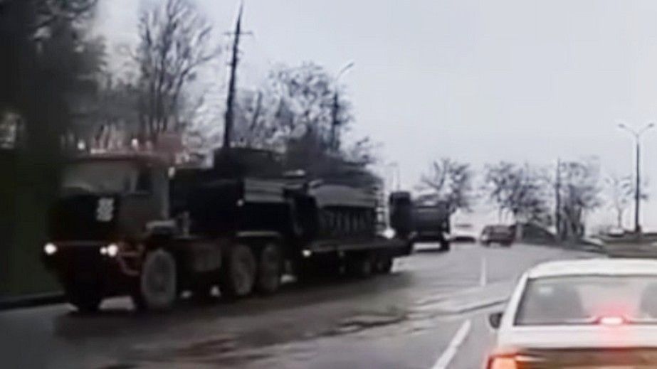 Россияне массово перебрасывают бронетехнику и живую силу на Запорожье – кадры